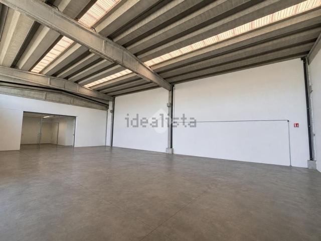 Capannone in affitto di 350 m² in Via San Nicola, 21