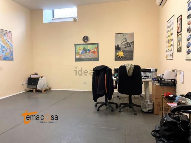 Capannone in affitto di 350 m² in Via Squinzano