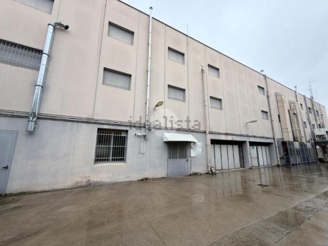 Capannone in affitto di 350 m² in Via Trento, 113