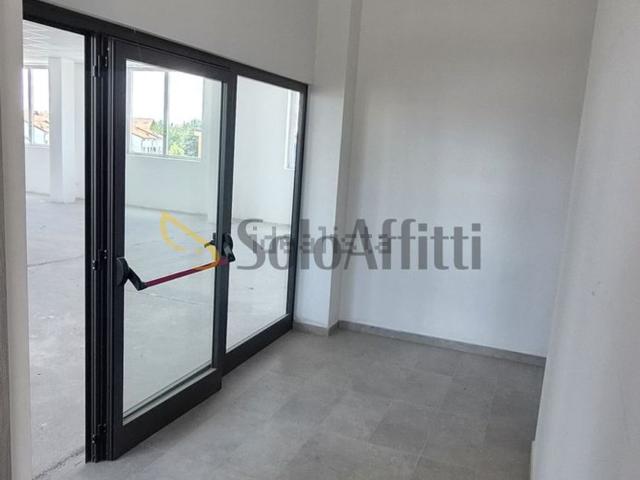 Capannone in affitto di 350 m² in Viale Lombardia, 2