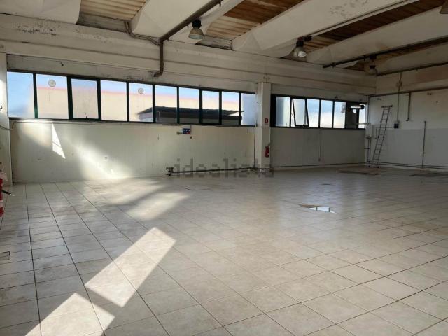 Capannone in affitto di 350 m² in Strada di Sabbione