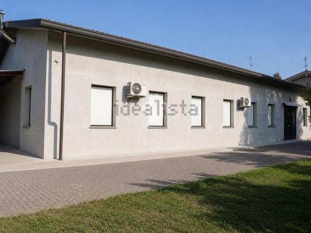 Capannone in affitto di 353 m² in Via Pilastro, 61