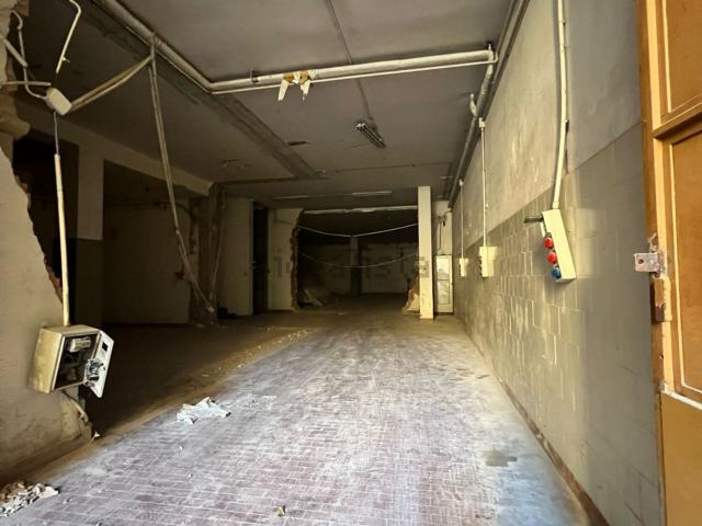 Capannone in affitto di 355 m² in Via Feudo