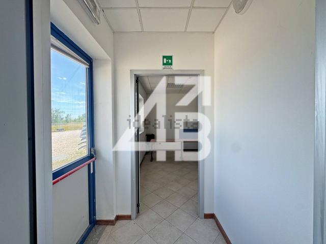 Capannone in affitto di 3560 m² in Via Remis, 3