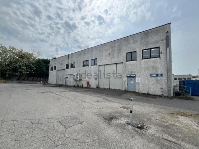 Capannone in affitto di 3571 m² in Via delle Industrie