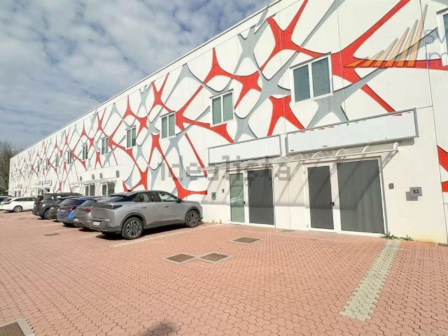 Capannone in affitto di 359 m² in Via Italia, 175