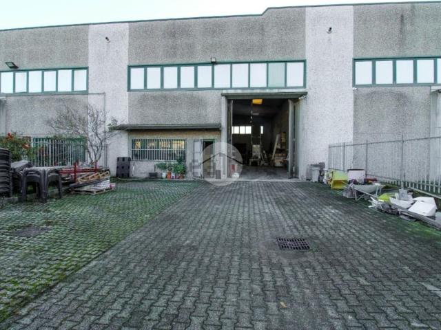 Capannone in affitto di 360 m² in Via Alessandro Volta