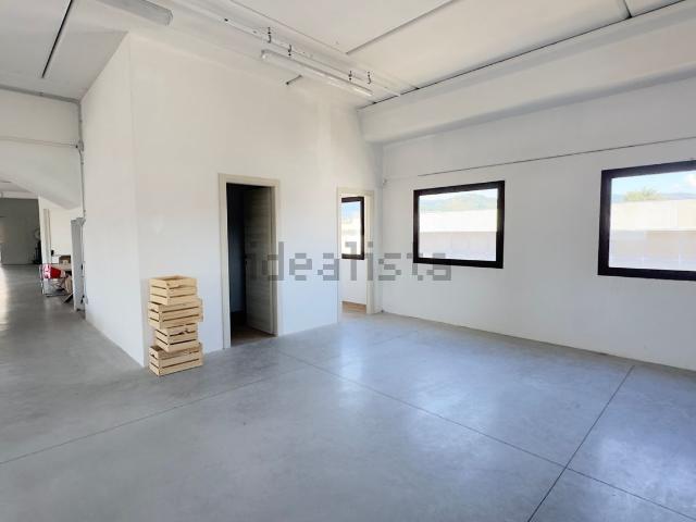 Capannone in affitto di 360 m² in Via Arno