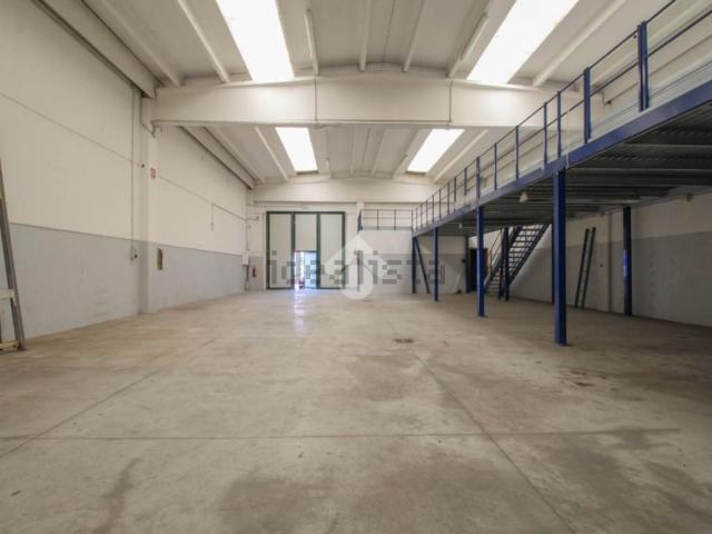 Capannone in affitto di 360 m² in Via della Tecnica
