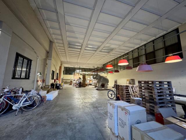 Capannone in affitto di 360 m² in Via Lunga