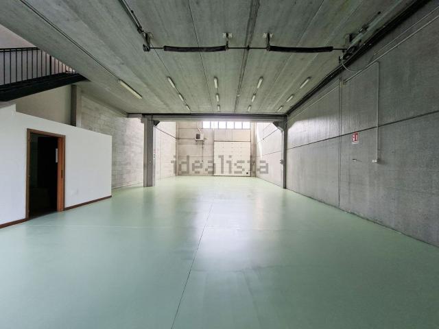 Capannone in affitto di 361 m² in Via Richard Wagner