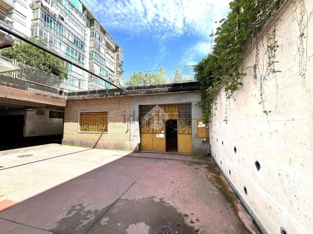 Capannone in affitto di 370 m² in Via Calabria, 38