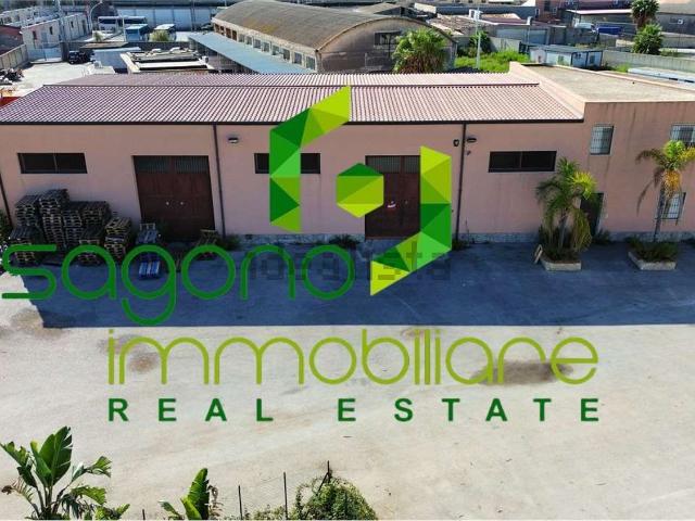 Capannone in affitto di 370 m² in Via Elorina