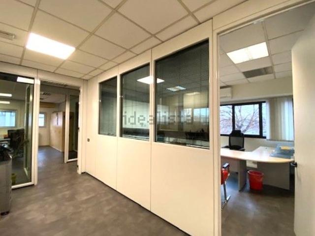 Capannone in affitto di 370 m² in Via Lisbona