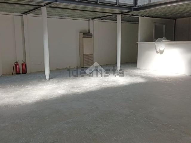 Capannone in affitto di 375 m² in Via Mecenate
