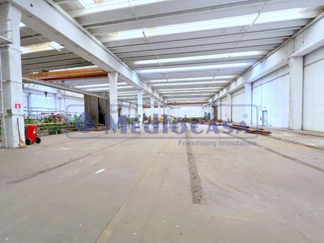 Capannone in affitto di 3800 m² in Viale Porta Po