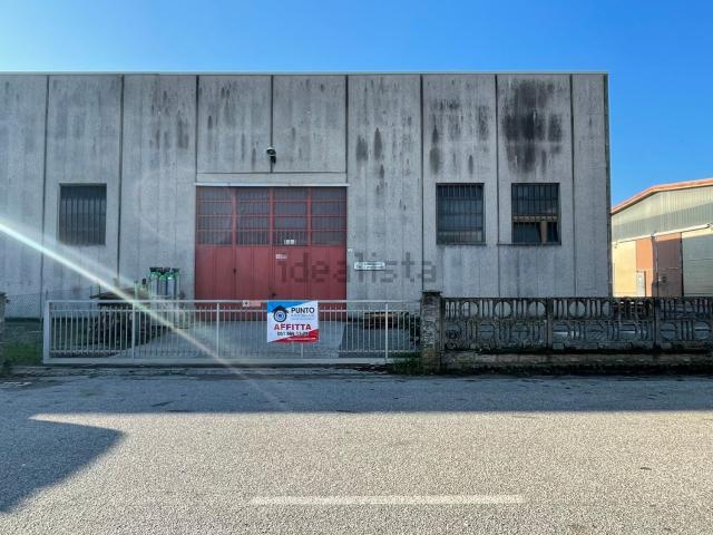 Capannone in affitto di 380 m² in Via Amendola, 4