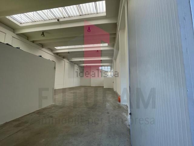 Capannone in affitto di 380 m² in Via M. Cimone
