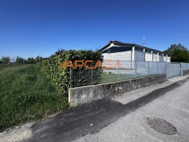CAPANNONE IN OTTIMO STATO DI 800 MQ SU AREA DI 2800 MQ