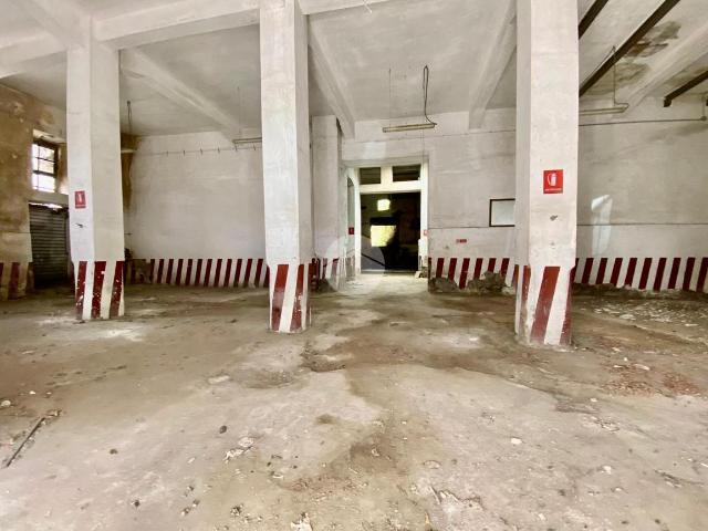 Capannone in vendita a Napoli