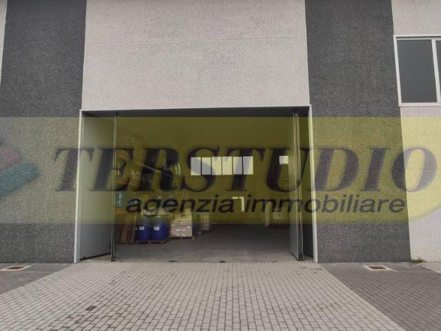 Capannone in vendita a Calusco D'Adda