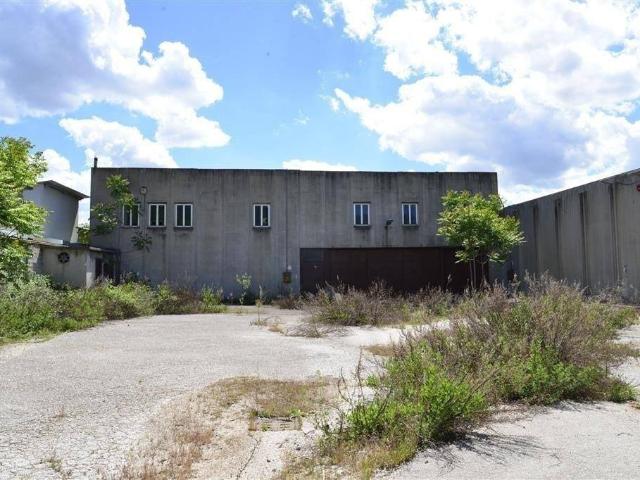 Capannone in vendita a Campello Sul Clitunno