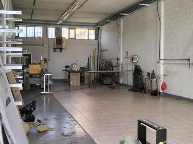 Capannone in vendita a Cascina
