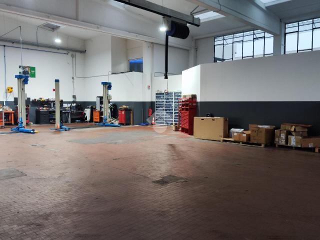 Capannone in vendita a Caronno Pertusella