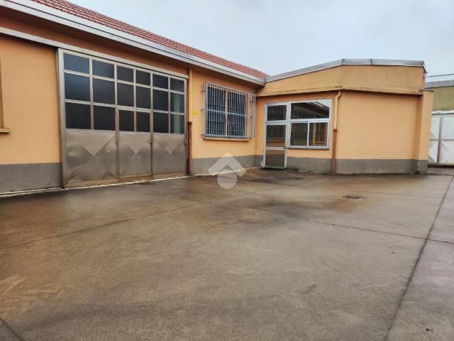 Capannone in vendita a Caronno Pertusella