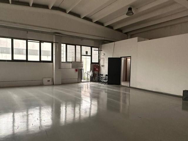 Capannone in vendita a Caronno Pertusella