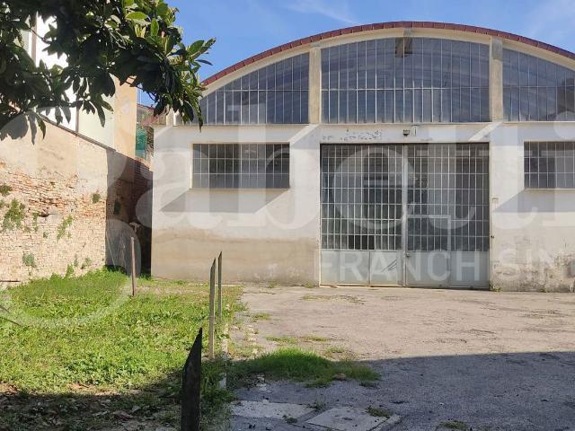 Capannone in vendita a Faenza
