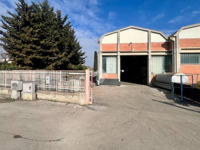 Capannone in vendita a Roseto Degli Abruzzi