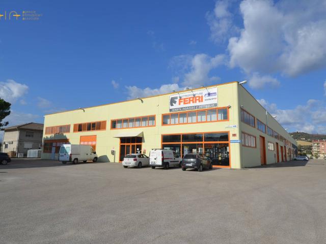 Capannone in vendita a San Benedetto del Tronto, Porto D'ascoli residenziale