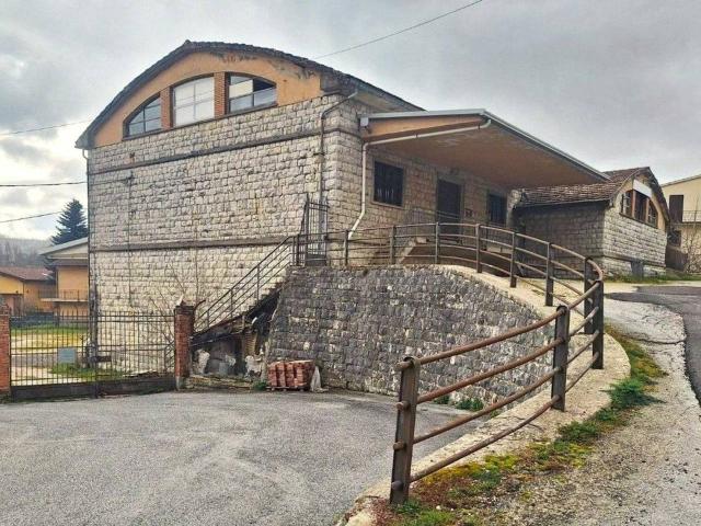 Capannone in vendita a Scheggia E Pascelupo