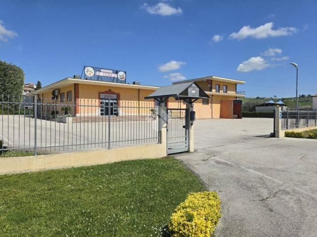 Capannone in vendita a Teramo