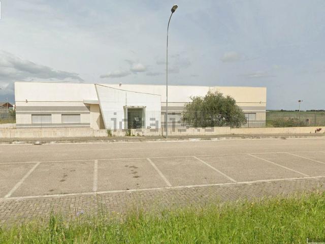 Capannone in vendita di 4000 m² in Strada Statale 93 km.56
