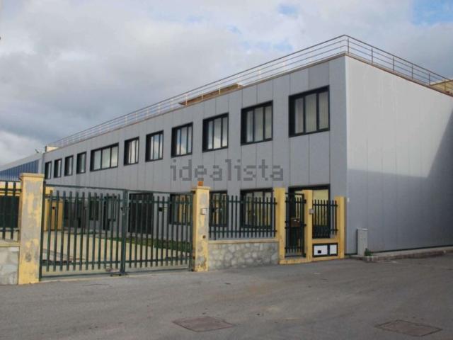 Capannone in vendita di 4000 m² in Via delle Maestraenze, 14