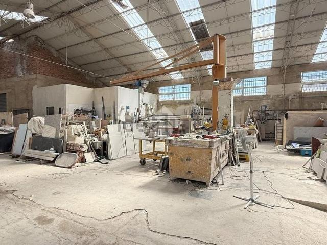 Capannone in vendita di 400 m² in Via Contesse