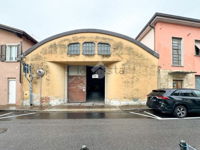 Capannone in vendita di 400 m² in Via Carlo Alberto, 49