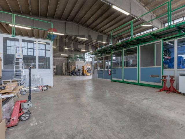 Capannone in vendita di 400 m² in Via Carlo Emilio Gadda, 3
