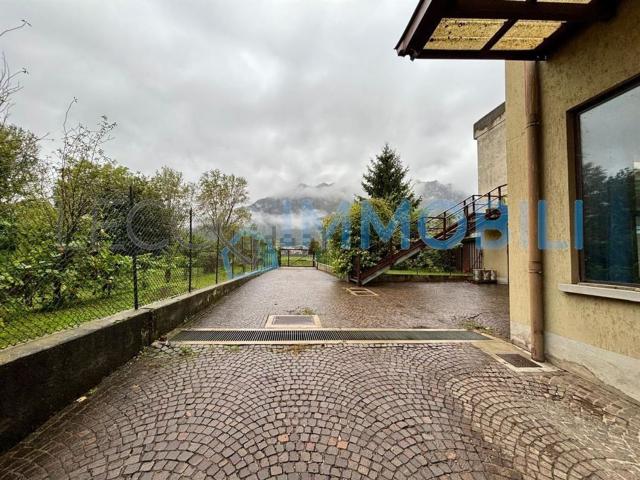 Capannone in vendita di 400 m² in Via Al Lago, 20