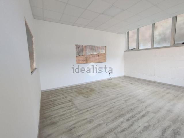 Capannone in vendita di 400 m² in Via Benvenuto Cellini, 21