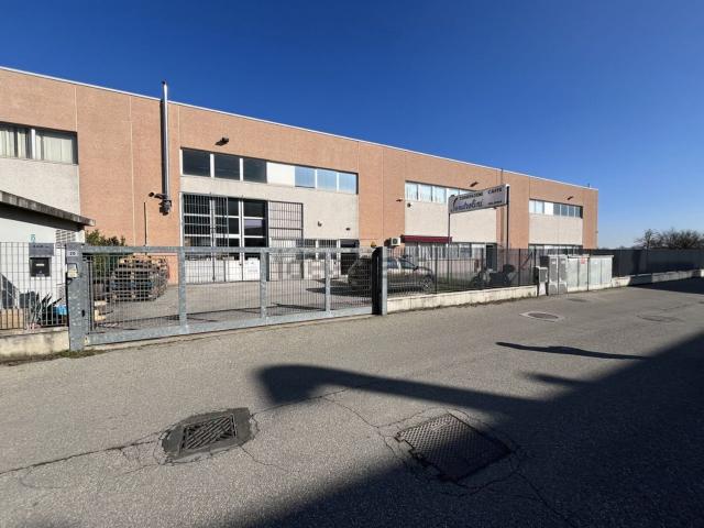 Capannone in vendita di 400 m² in Via Giacomo Brodolini