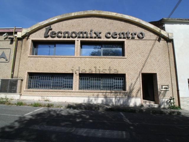 Capannone in vendita di 400 m² in Via Donatello