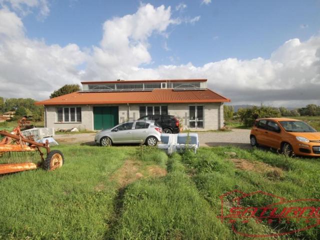 Capannone in vendita di 400 m² in Via dei Boschi, 72