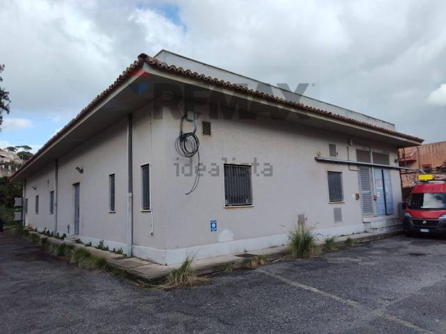 Capannone in vendita di 400 m² in Via del Fante