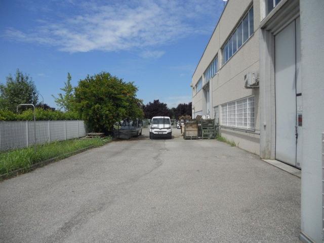 Capannone in vendita di 400 m² in Via Enrico Mattei