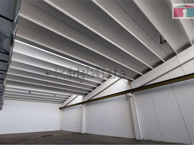Capannone in vendita di 400 m² in Via Jacopo Peri