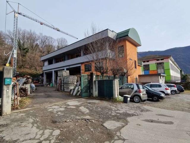 Capannone in vendita di 400 m² in Via L. Comoli, 174