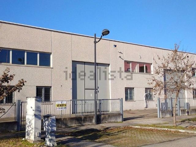 Capannone in vendita di 400 m² in Via Ludwig Van Beethoven